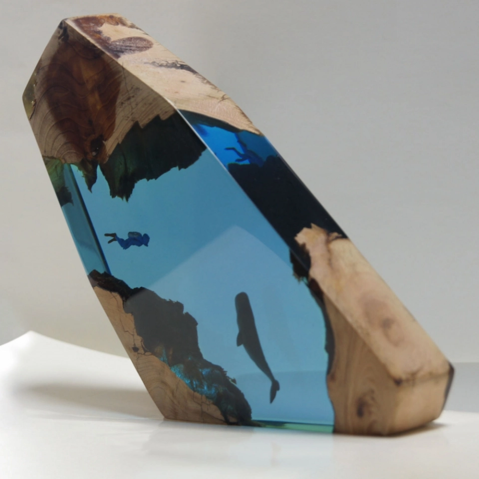 Hot Selling Tabletop Night Light Decorated Blue Diver and Whale Table Lamp Epoxy Resin Lamp (2)
